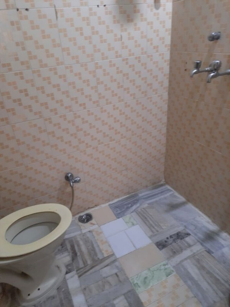 Bathroom, gomti nagar 1.5 Bedroom 1000 Sq.Ft. Builder Floor In Gomti Nagar Lucknow 10274355