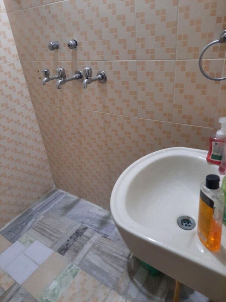 Bathroom, gomti nagar 1.5 Bedroom 1000 Sq.Ft. Builder Floor In Gomti Nagar Lucknow 10274355