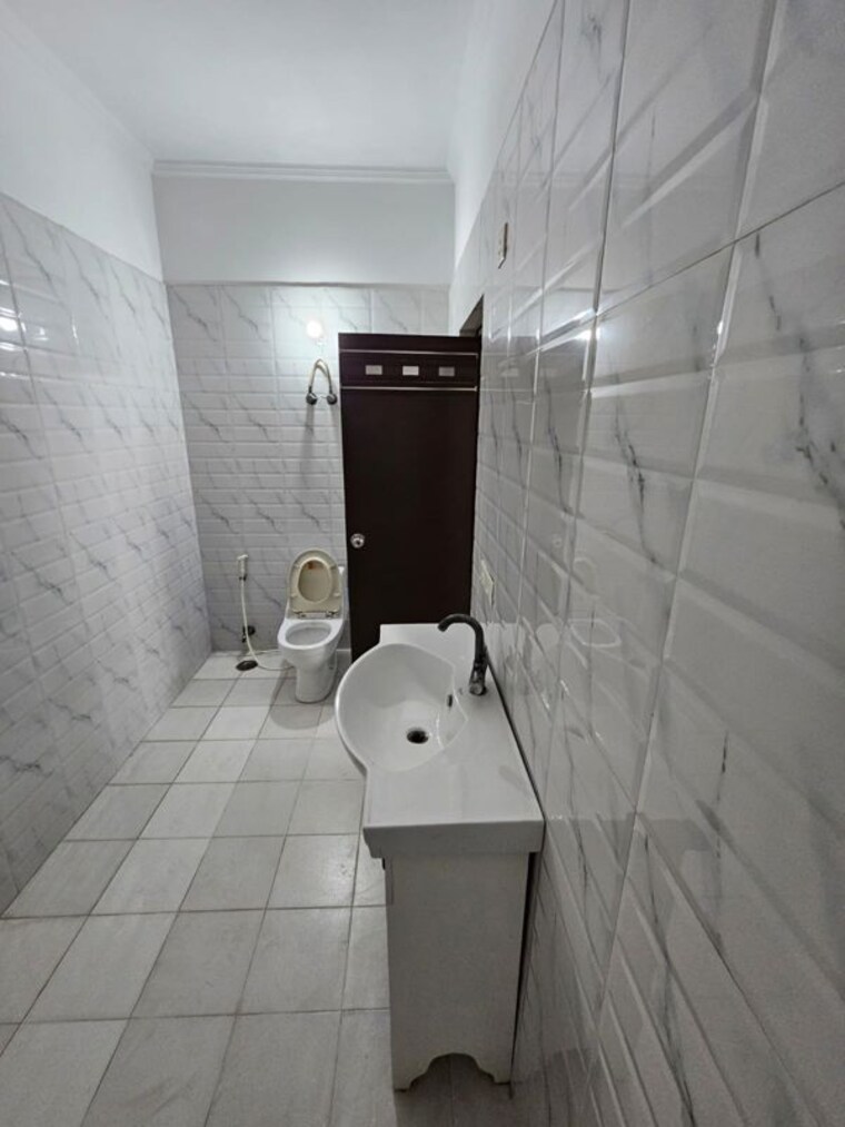 Bathroom, rwa-apartments-sector-41 2 Bedroom 130 Sq.Mt. Builder Floor In Sector 41 Noida 10274402