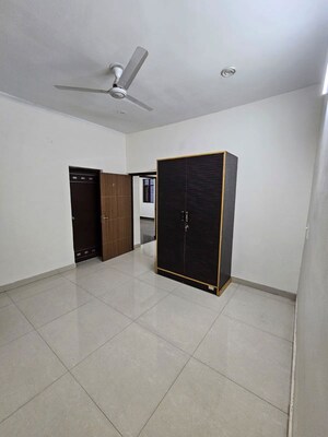 Room in 2 BHK Builder Floor at RWA Apartments Sector 41, Sector 41 – for Rent