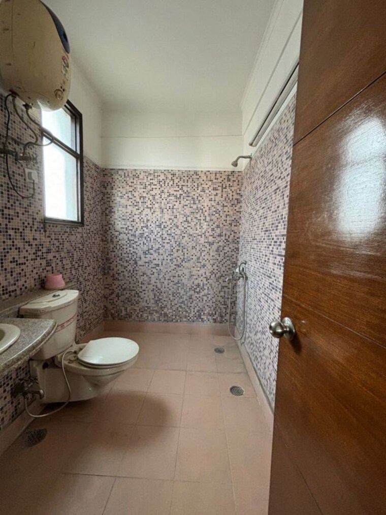 Bathroom, sarvodaya enclave 3 Bedroom 229 Sq.Yd. Builder Floor In Sarvodaya Enclave Delhi 10274417