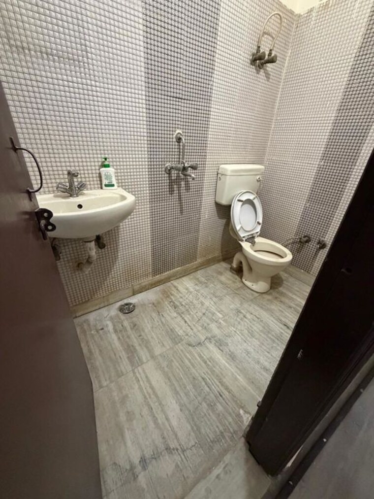 Bathroom, govindpuri 2 Bedroom 75 Sq.Yd. Builder Floor In Govindpuri Delhi 10255702