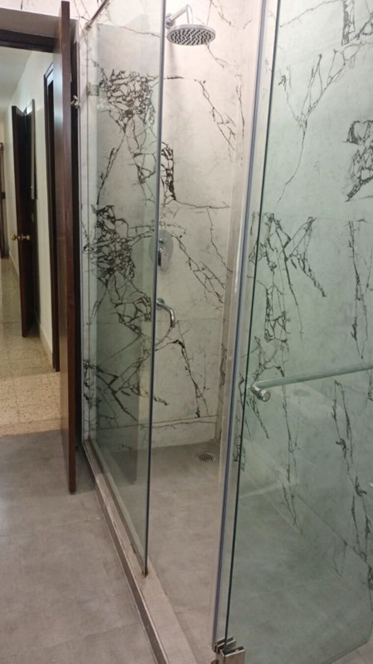 Bathroom, sarvodaya enclave 3 Bedroom 300 Sq.Yd. Builder Floor In Sarvodaya Enclave Delhi 10274432