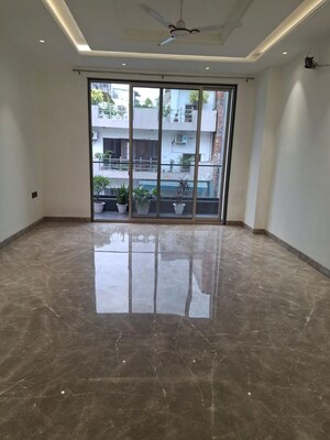 Room in 3 BHK Apartment at Green Park – for Rent