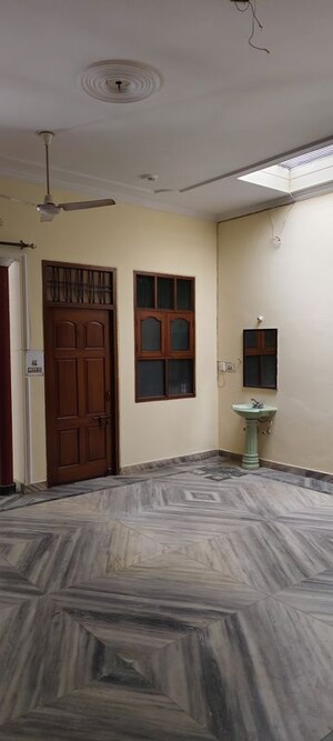 Room in 2 BHK Independent House at Gomti Nagar – for Rent