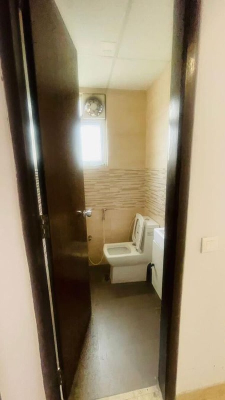 Bathroom, mi-rustle-court 2.5 Bedroom 1525 Sq.Ft. Apartment In Gomti Nagar Lucknow 10274447