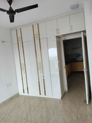 Room in 2.5 BHK Builder Floor at Gaur Yamuna City 16th Park View, Gaur Yamuna City – for Rent