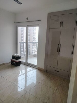 Room in 2.5 BHK Builder Floor at Gaur Yamuna City 16th Park View, Gaur Yamuna City – for Rent
