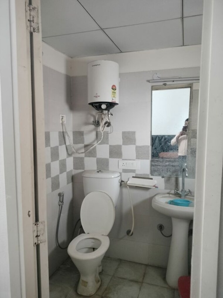 Bathroom, gaur-yamuna-city-16th-park-view 2 Bedroom 1000 Sq.Ft. Builder Floor In Gaur Yamuna City Greater Noida 10272958