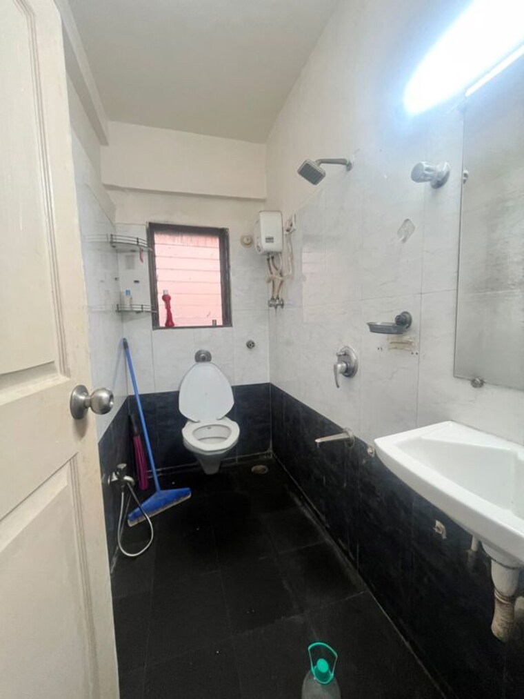 Bathroom, juhu 2 Bedroom 900 Sq.Ft. Apartment In Juhu Mumbai 10274516