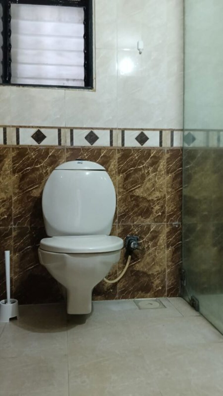 Bathroom, lokhandwala complex 1 Bedroom 600 Sq.Ft. Apartment In Lokhandwala Complex Mumbai 10274535