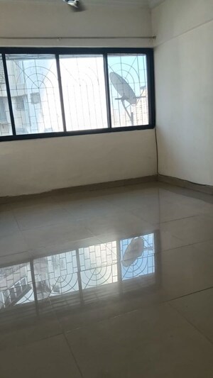 Room in 1 BHK Apartment at Lokhandwala Complex – for Rent
