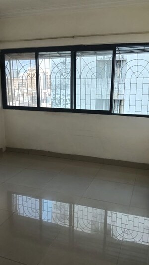 Room in 1 BHK Apartment at Lokhandwala Complex – for Rent