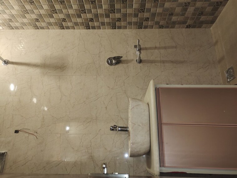 Bathroom, dayanand colony 2 Bedroom 1000 Sq.Ft. Builder Floor In Dayanand Colony Delhi 10274587