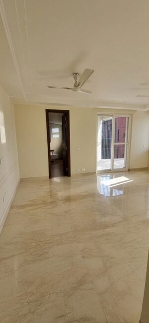 Room in 4 BHK Apartment at DLF The Belaire, Sector 54 – for Rent