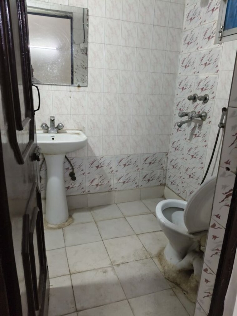 Bathroom, ip extension 3 Bedroom 1250 Sq.Ft. Apartment In Ip Extension Delhi 10274790