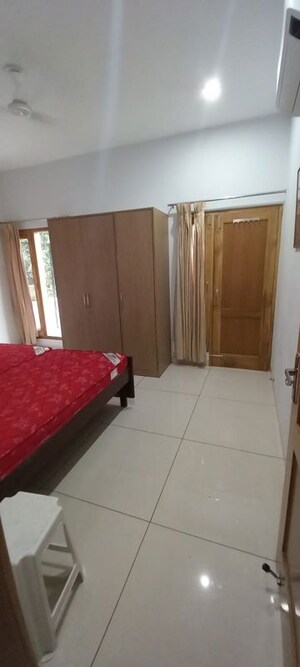 Bedroom in 2 BHK Builder Floor at Sector 33 – for Rent