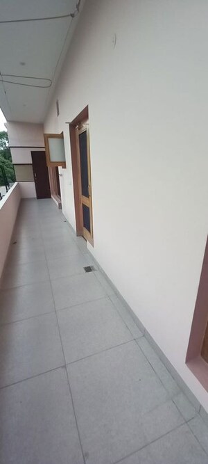 Building Lobby in 2 BHK Builder Floor at Sector 33 – for Rent