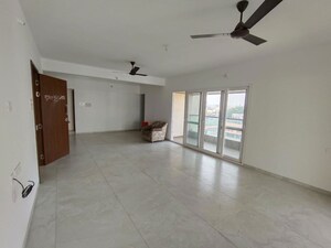 Room in 4 BHK Apartment at Vijay Kunj Apartment, Kothrud – for Rent
