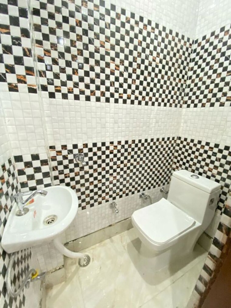 Bathroom, uttam nagar west 2 Bedroom 2150 Sq.Yd. Builder Floor In Uttam Nagar West Delhi 10274942