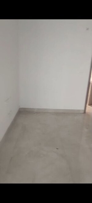 Room in 4 BHK Apartment at Shalimar One World Belvedere Court 3, Gomti Nagar – for Rent
