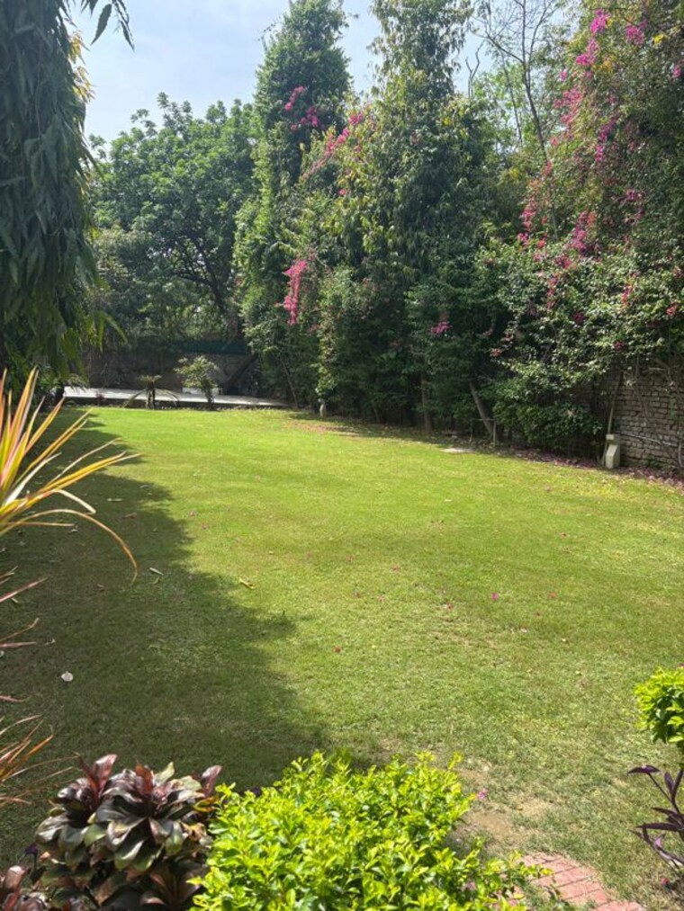 Garden, sainik farm 2 Bedroom 1000 Sq.Ft. Independent House In Sainik Farm Delhi 10274977