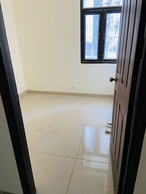 Room in 2.5 BHK Apartment at Bankey Bihari Aggarwal Heights, Raj Nagar Extension – for Rent