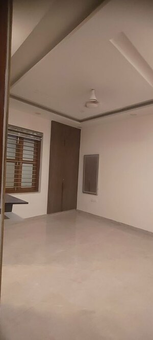 Room in 3 BHK Builder Floor at Sector 85 – for Rent