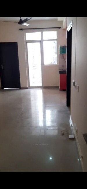 Room in 2.5 BHK Apartment at Ajnara Le Garden Prime Tower, Sector 16b Greater Noida – for Rent