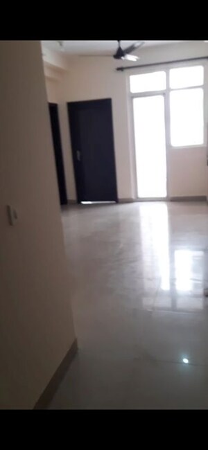 Room in 2.5 BHK Apartment at Ajnara Le Garden Prime Tower, Sector 16b Greater Noida – for Rent