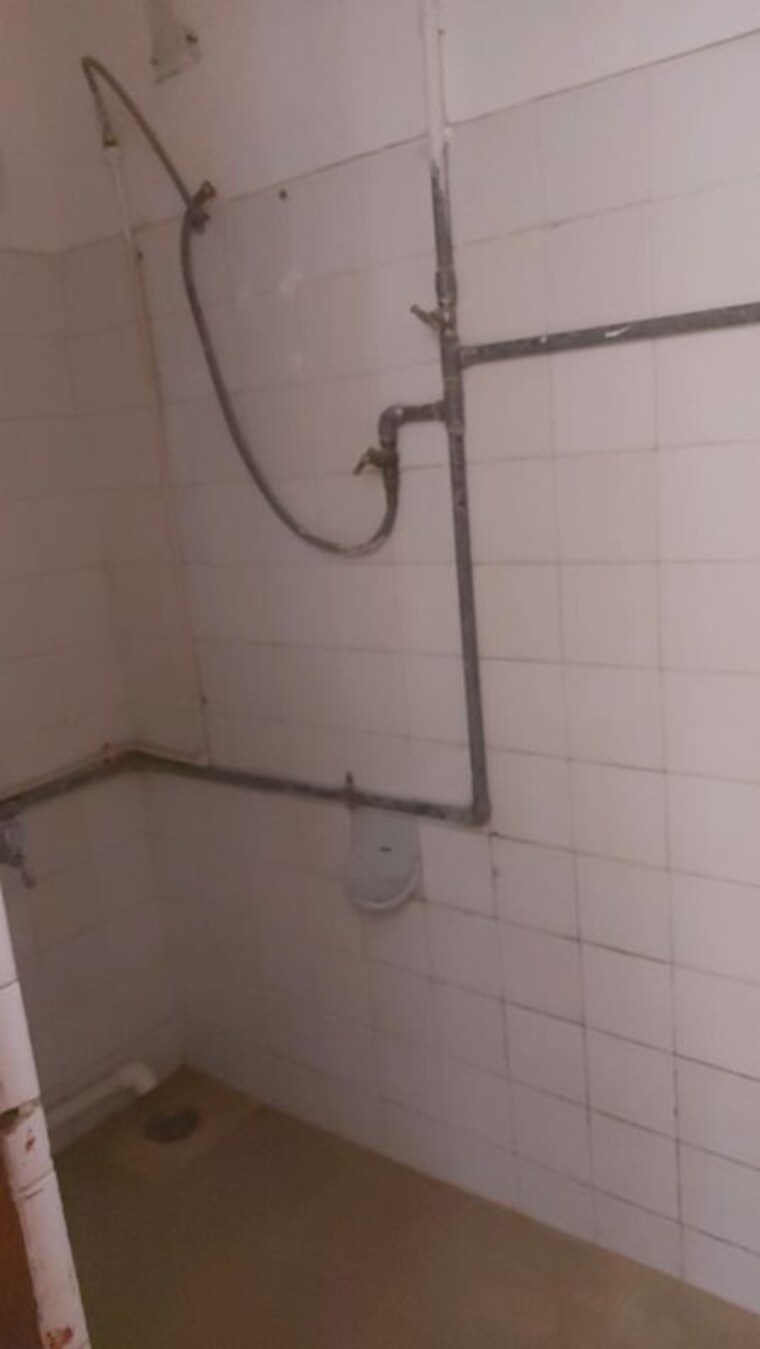 Bathroom, gujrat colony 1 Bedroom 370 Sq.Ft. Apartment In Gujrat Colony Pune 10275121