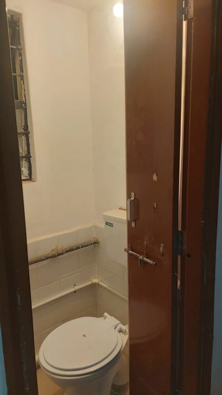 Bathroom, gujrat colony 1 Bedroom 370 Sq.Ft. Apartment In Gujrat Colony Pune 10275121