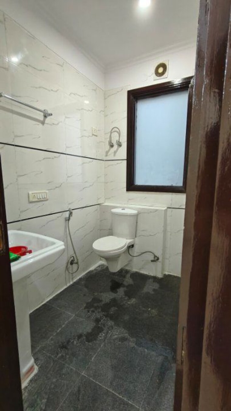 Bathroom, chattarpur 2 Bedroom 700 Sq.Ft. Builder Floor In Chattarpur Delhi 10275135