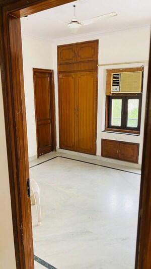 Room in 3 BHK Builder Floor at Sarvapriya Vihar – for Rent