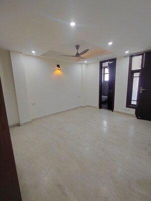 Room in 3 BHK Builder Floor at Sushant Lok I – for Rent
