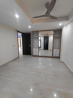Room in 3 BHK Builder Floor at Sushant Lok I – for Rent