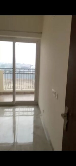 Room in 3 BHK Apartment at Eros Sampoornam III, Sector 2 Greater Noida – for Rent