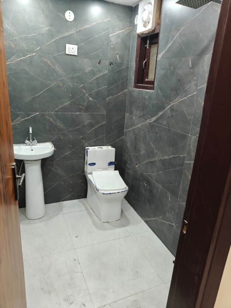 Bathroom, mahavir enclave 1 2 Bedroom 536 Sq.Ft. Builder Floor In Mahavir Enclave 1 Delhi 10275484