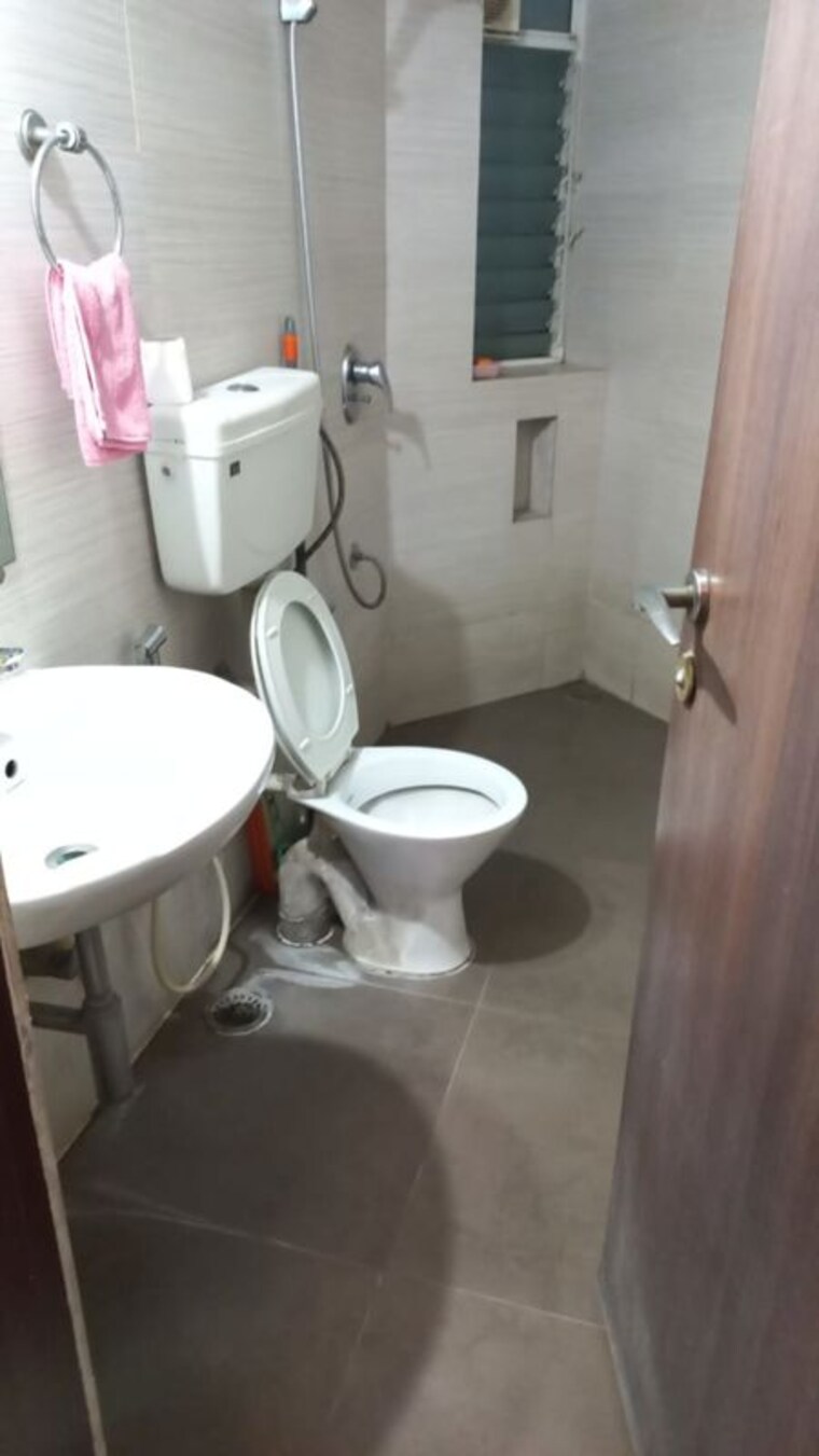 Bathroom, lokhandwala-whispering-palms 3 Bedroom 1100 Sq.Ft. Apartment In Kandivali East Mumbai 10275631