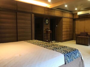 Room in 4 BHK Apartment at The Jackers Apartment, Bandra West – for Rent