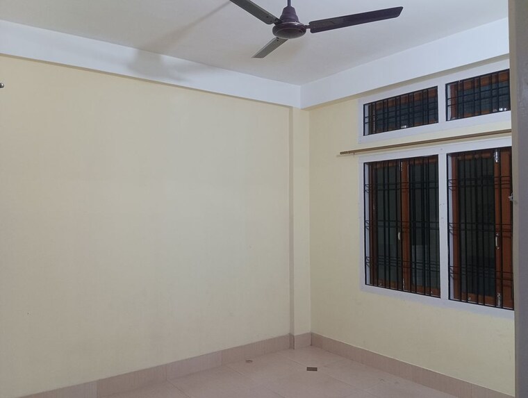 Room, six mile Commercial Office Space 1300 Sq.Ft. In Six Mile Guwahati 10275652