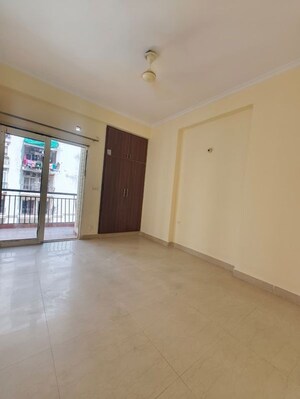 Room in 3 BHK Apartment at Antriksh Golf View, Sector 78 – for Rent