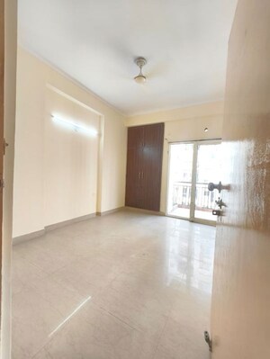 Room in 3 BHK Apartment at Antriksh Golf View, Sector 78 – for Rent