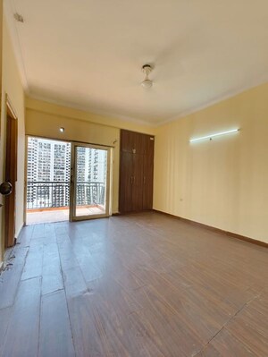 Room in 3 BHK Apartment at Antriksh Golf View, Sector 78 – for Rent