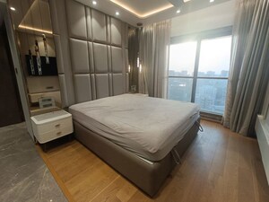 Bedroom in 5 BHK Apartment at Khar West – for Rent