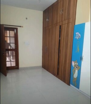Room in 3 BHK Apartment at Rishita Manhattan, Gomti Nagar – for Rent