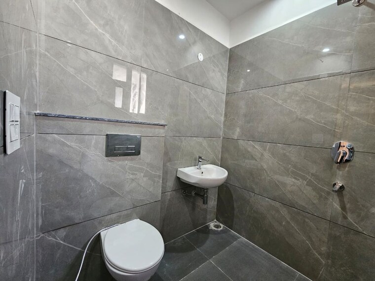 Bathroom, pir machalla 3 Bedroom 1500 Sq.Ft. Apartment In Pir Machalla Zirakpur 10275697