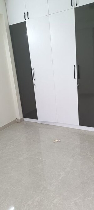 Room in 3.5 BHK Apartment at Signature Global City 81, Sector 81 – for Rent