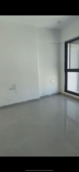 Room in 2 BHK Apartment at Dev Leo Tower, Oshiwara – for Rent