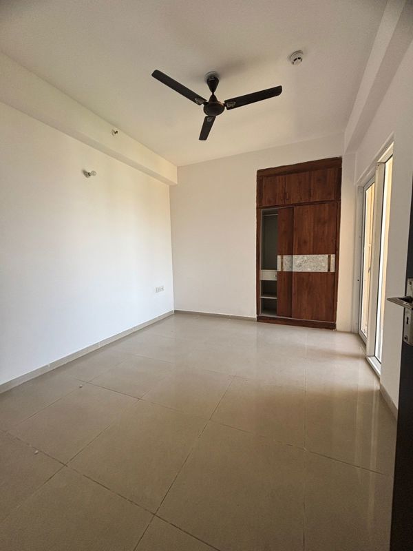 2.5 BHK + Servant Room Apartment For Sale in Ajnara Gen X